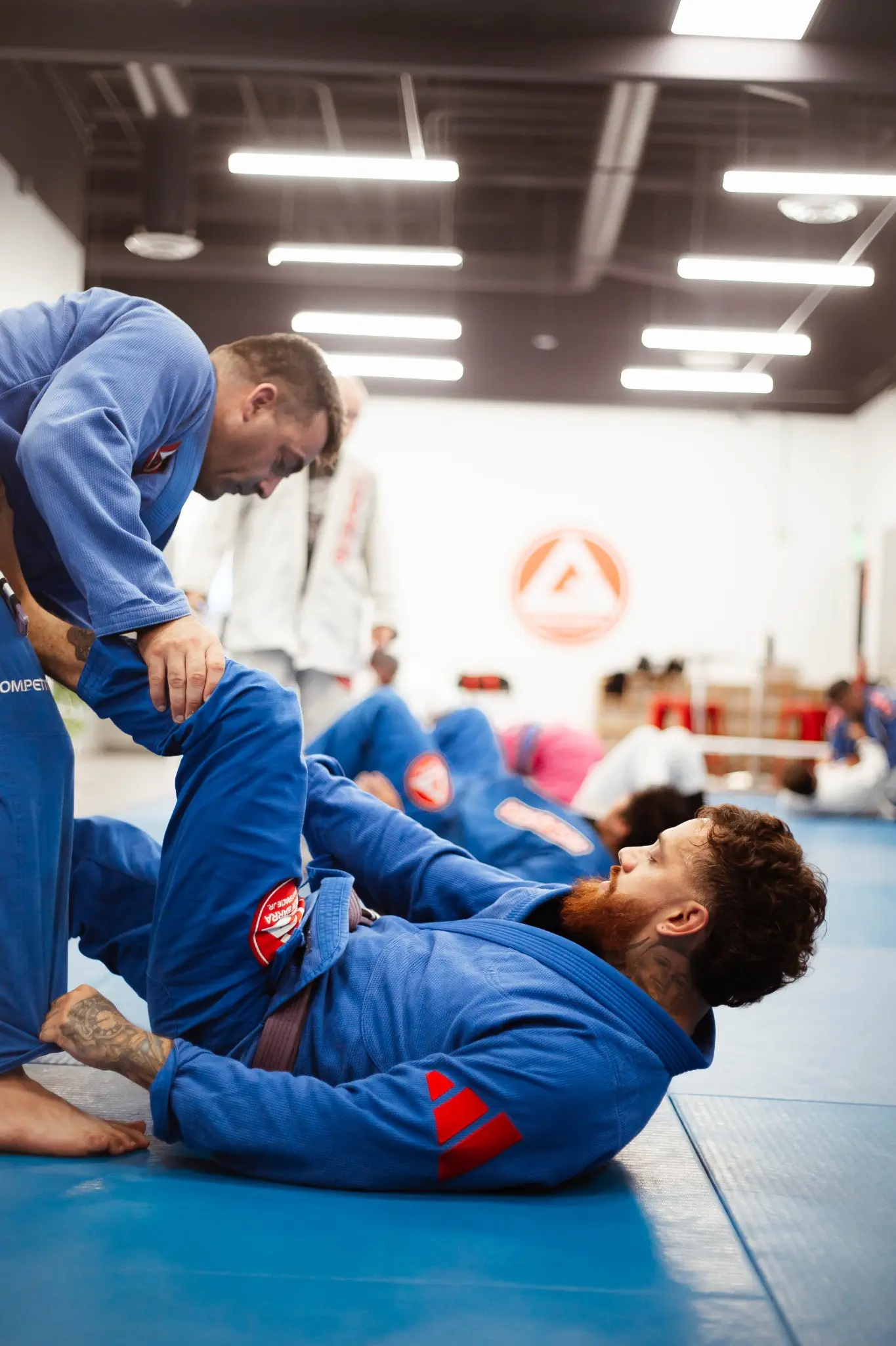Alunos treinando Jiu-Jitsu na Gracie Barra Pituba em Salvador