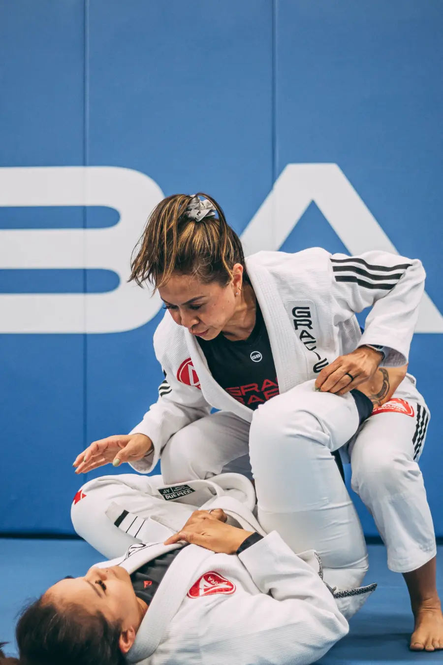 Alunas treinando os fundamentos no programa GB1 da Gracie Barra Pituba