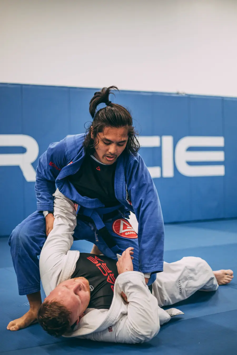 Alunos desenvolvendo técnicas no programa GB2 da Gracie Barra Pituba