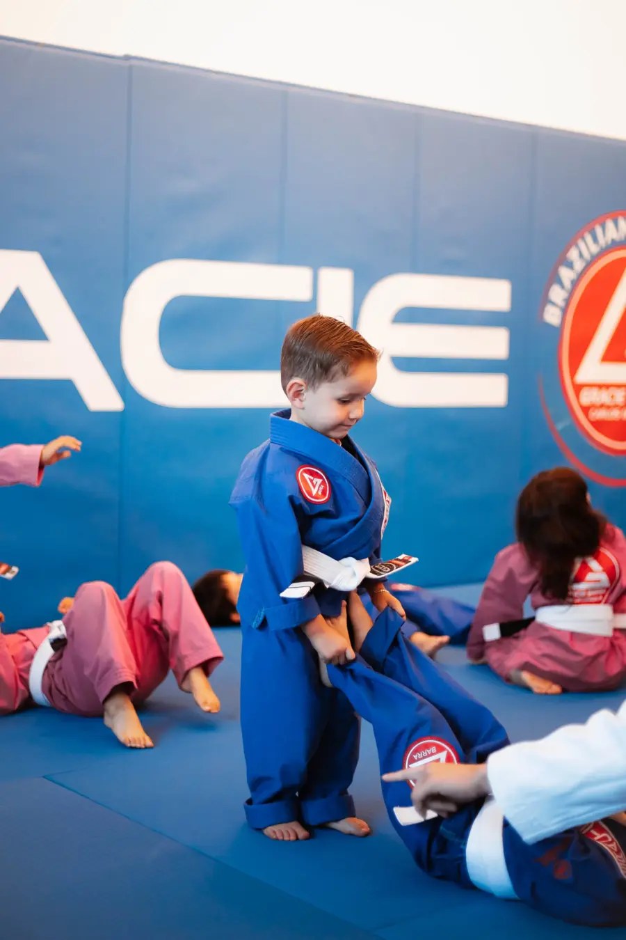 Crianças treinando no programa GBK Pequenos Campeões I da Gracie Barra Pituba