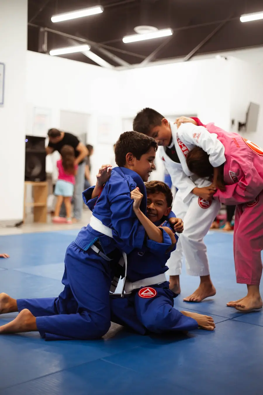 Alunos maiores treinando no programa GBK Juniores da Gracie Barra Pituba